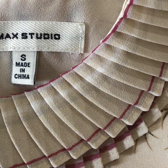 BOGO 🌿Max Studio Botanical Sleeveless Blouse🌿 - Picture 4 of 5